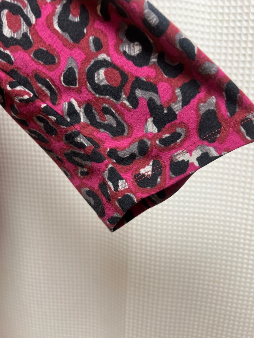 Denim&Co 1X- scoop neck tunic top with shark bite hemline. Fuchsia leopard print - Picture 5 of 10